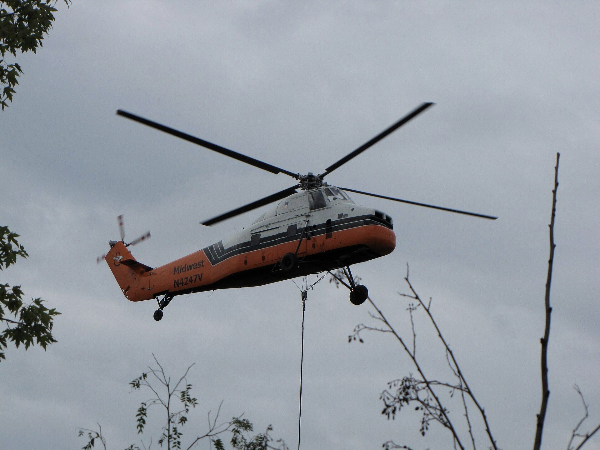 Heavy-lift helicopter carrying an HVAC unit