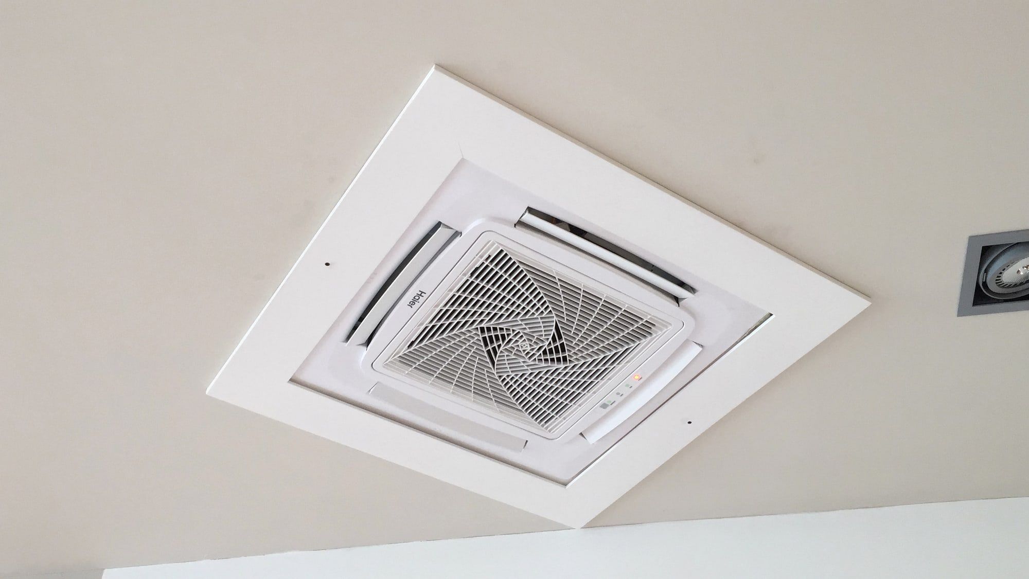 Vierweg-plafondcassette in het plafond van een winkel